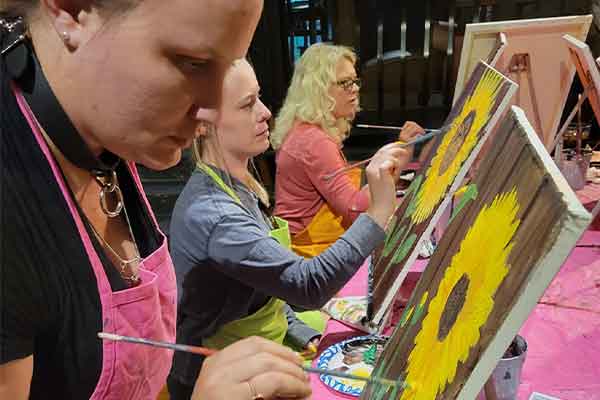 Paint a moonlit mermaid at Clubhouse Sports Bar on Aug 5, 2025! Sip, relax, and create ocean magic at this fun Lynchburg paint and sip night.